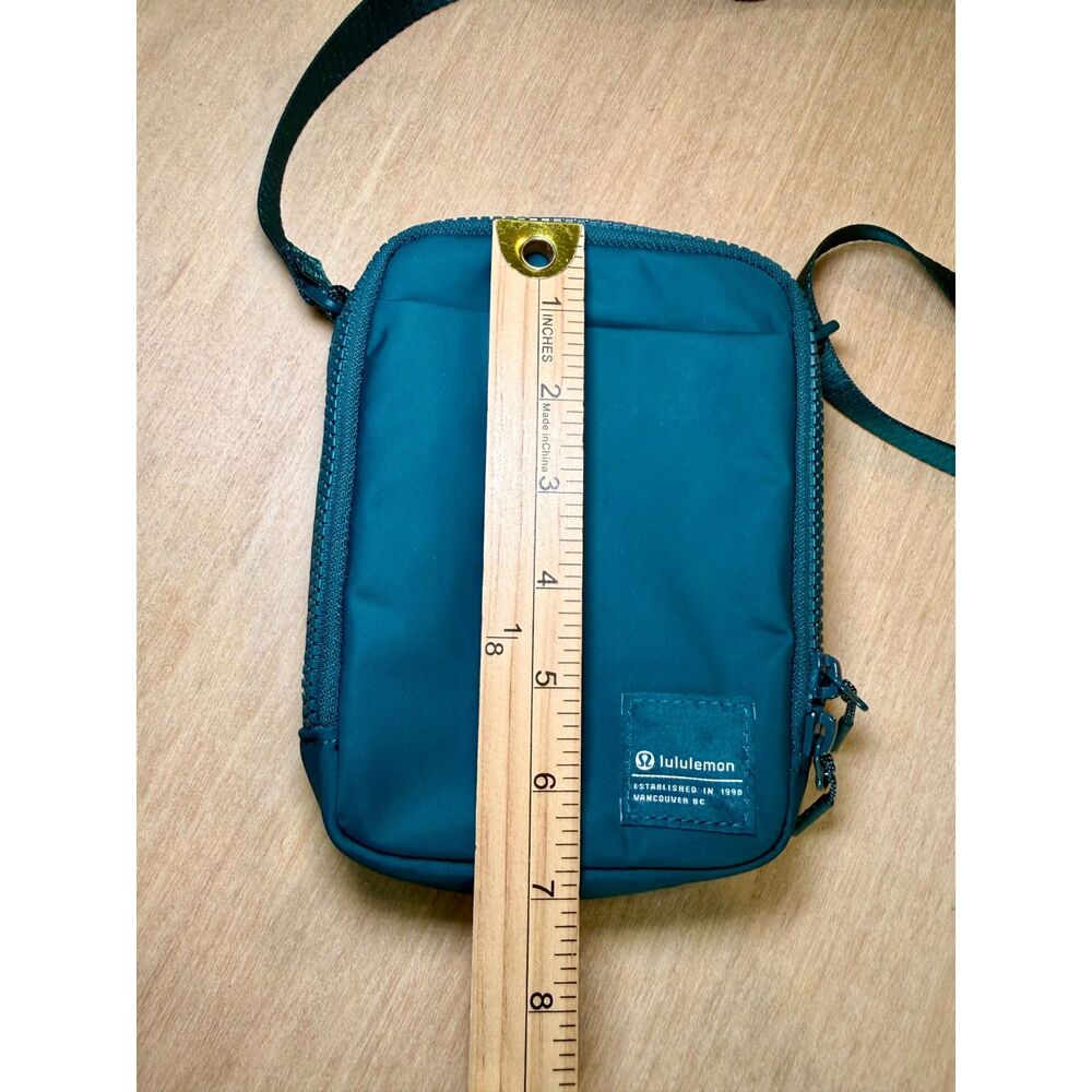 Lululemon Easy Access Crossbody Bag NWOT Teal Green Nylon Travel Purse - Picture 4 of 8